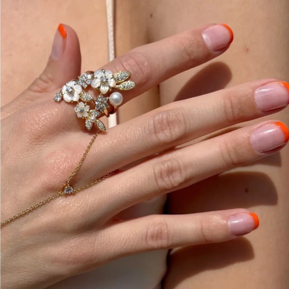 Melinda Maria Jewelry - BNWT Melinda Maria Royal Lily Ring - Silver|White
Diamondettes
Size: 8